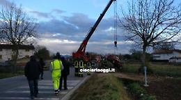 Ore tra le lamiere accanto al marito morto, donna ancora grave. Oggi i funerali del marito