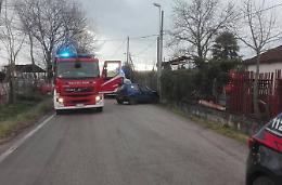 Auto contro muro di recinzione: ragazzo incastrato tra le lamiere, ricoverato in ospedale