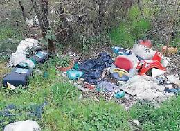 Spunta l'ennesima discarica a cielo aperto: gli incivili abbandonano di tutto
