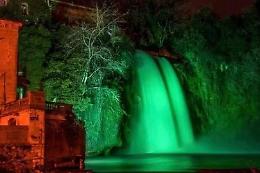 “Global Greening”: la cascata si tinge simbolicamente di verde