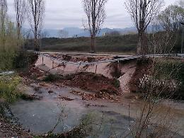 Pista ciclabile crollata nel fiume, zona off-limits: si cercano soluzioni