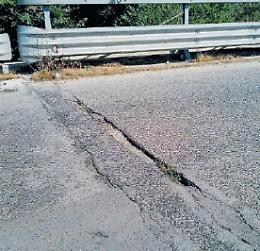 La bretella che collega alla superstrada è impercorribile: pericoli e danni