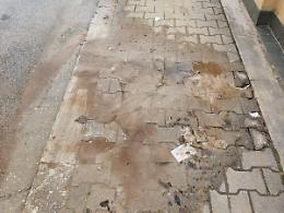 Perdita d'acqua in pieno centro: i residenti chiedono un intervento immediato