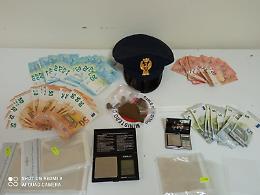 Spacciatore sorpreso a cedere droga a un giovane: arrestato in flagranza