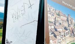 La pandemia non ferma i vandali, segnali turistici danneggiati: l'ira del sindaco