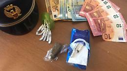 Scoperta in piazza la "staffetta" dello spaccio: denunciati tre pusher