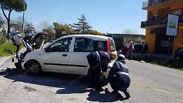 Violento scontro tra moto e auto, ferito gravemente un uomo: elitrasportato