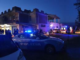 Tre ladri sorpresi a rubare si lanciano dal primo piano, uno è morto sul colpo