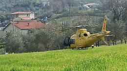 Incidente nei campi, 38enne finisce sotto un trattore: elitrasportato d'urgenza