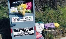 Rifiuti e abiti usati non raccolti da tempo: proteste in periferia