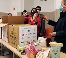 Pacchi alimentari ai bisognosi: la solidarietà in vista della Pasqua