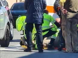 Uomo a terra in pieno centro, soccorsi in azione: ipotesi investimento