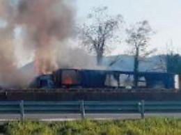 Camion prende fuoco sull'autostrada: momenti di paura e traffico in tilt