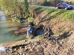 Auto vola nel fiume dopo un incidente: monta la polemica sulla sicurezza della strada