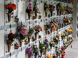 Furti al cimitero, ad una mamma rubati i ricordi del figlio. Il sindaco: "E' uno schifo"