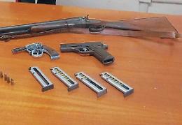 Fucile, pistola e cartucce in casa: doppia denuncia per padre e figlio