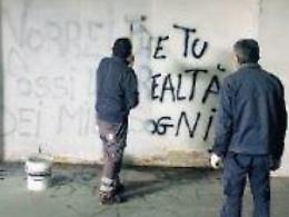 Bestemmie, parolacce...ma anche dediche d'amore: imbrattato il parcheggio multipiano