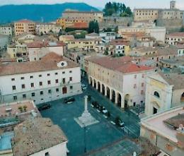 Gli nega il passaggio. E giù botte: minorenne finisce nei guai