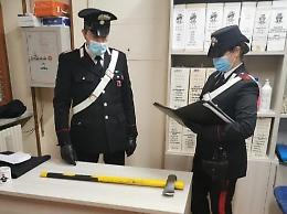 Musica ad alto volume, i vicini chiamano i carabinieri e lui minaccia tutti con un'ascia