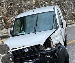 Un cervo gli taglia la strada e perde il controllo dell'auto: paura per un 28enne