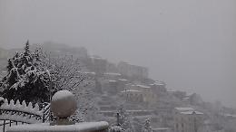 Primavera con la neve: fiocchi bianchi imbiancano molti centri ciociari