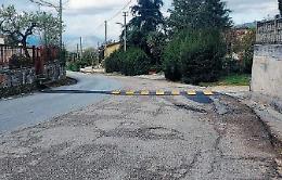 Quel dosso in curva che non piace a tutti: rischio per automobilisti e motociclisti