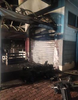 Si rifiuta di servire da bere a due clienti dopo le 18 e loro gli incendiano il bar