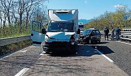 Violento scontro tra una macchina e un autocarro: due feriti e traffico in tilt