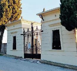 Muoiono ma le famiglie non hanno soldi per i funerali: scatta la solidarietà