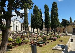 Ladri senza scrupoli, ancora furti al cimitero: ora si chiedono le telecamere
