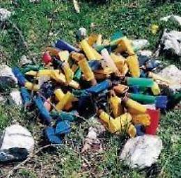 Cumuli di cartucce abbandonate: la segnalazione indignata di un biker