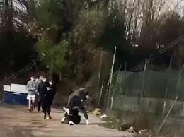 Un complimento ad una ragazza scatena la violenza: il pestaggio di un giovane in un video