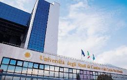 Bacio "rubato" a una studentessa. E non solo: spuntano angherie e punizioni