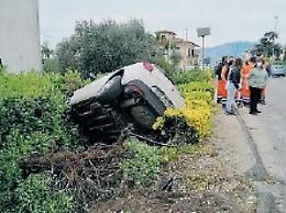 Incidente sull'Appia, automobilista perde il controllo del mezzo: salvo per miracolo
