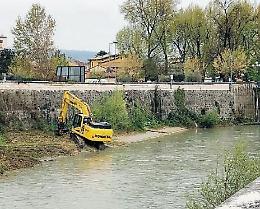 Ripulite le sponde del Liri nel tratto cittadino: meglio tardi che mai