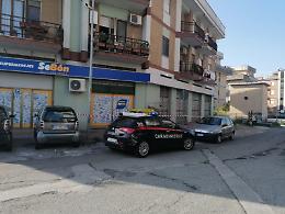 Precipita dal balcone di casa, quindicenne miracolata dopo il "volo"