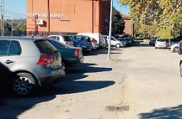 Auto devastate alla stazione, ci risiamo: vetri sfondati e tanti danni