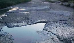 Strada dissestata e pericolosa: urge un intervento di messa in sicurezza