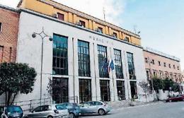 Ausiliare del traffico trova seicento euro in piazza. E li restituisce