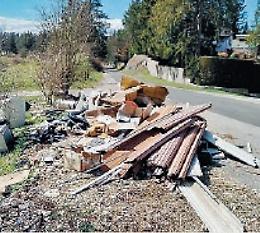 Spunta l'ennesima discarica abusiva: abbandonati scarti di un cantiere