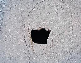 Cede l'asfalto, dalle buche ai crateri: esplode la rabbia sui social