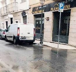 Scoppia la condotta idrica in centro: strada completamente allagata