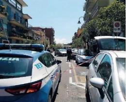 Auto crivellata di colpi in centro: un avvertimento? Tutte le ipotesi investigative