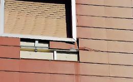 Lastre pericolose si staccano dalla palazzine Ater: arriva "Striscia la notizia"