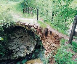 L'antico ponte è crollato ma nessuno interviene: polemica sui ritardi