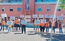 Amazon, mancati rinnovi dei contratti: la protesta dei lavoratori. L'azienda replica