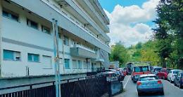 14enne tenta di buttarsi dal balcone, salvato in extremis: momenti di angoscia a scuola