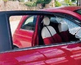Rompono il finestrino e le rubano la borsa: amara sorpresa per una giovane