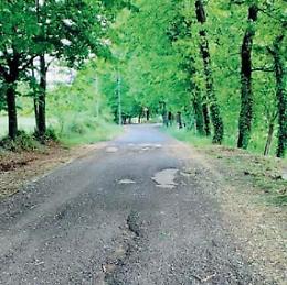 Nuovo asfalto su alcune strade: «Lavori a metà e non risolutivi»
