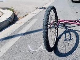 Travolge un ciclista e fugge: pirata della strada incastrato dalle telecamere
